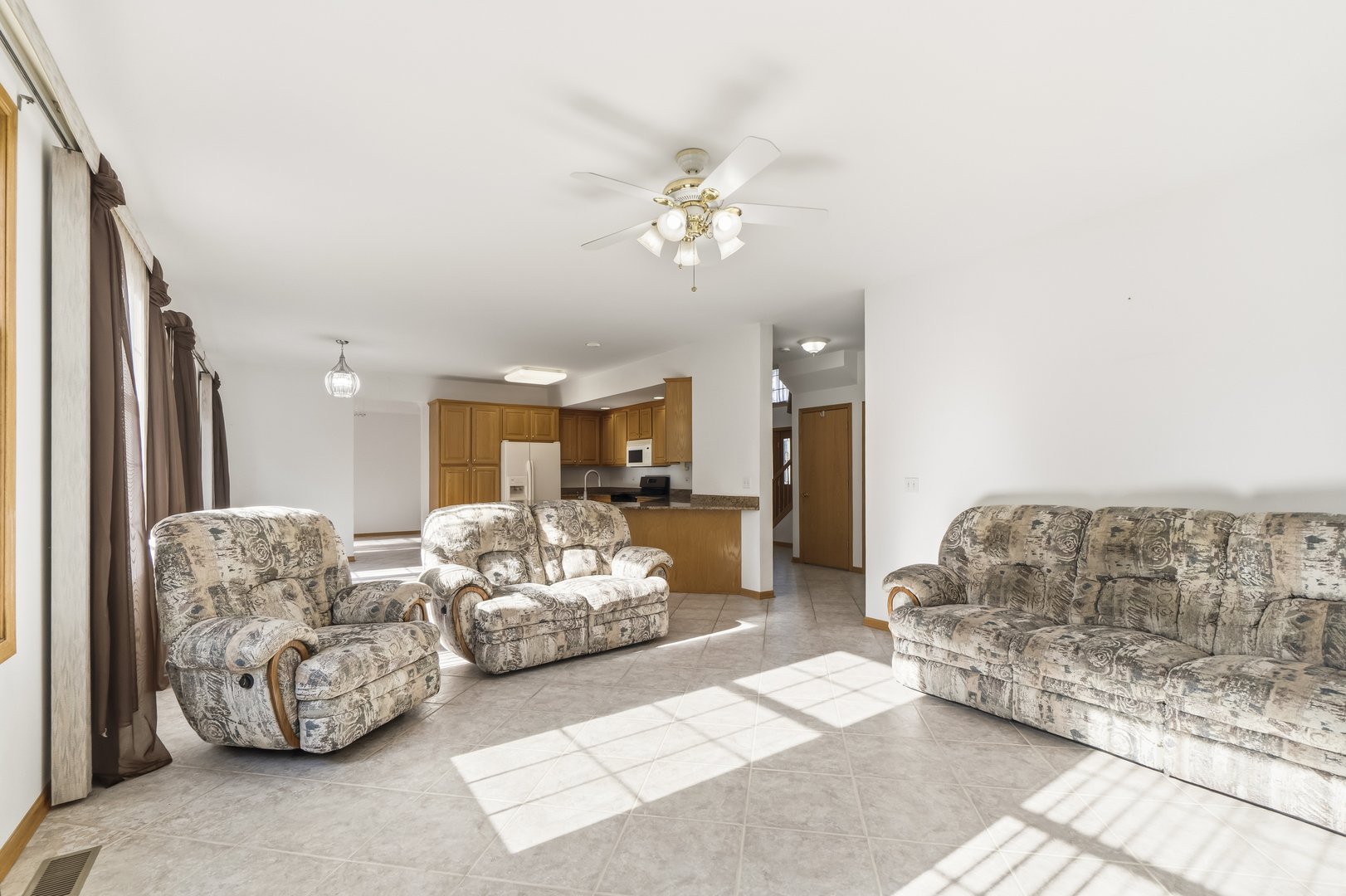 546 Fourth Avenue Addison, IL 60101 - Photo 7 of 39 a living room with furniture and a chandelier