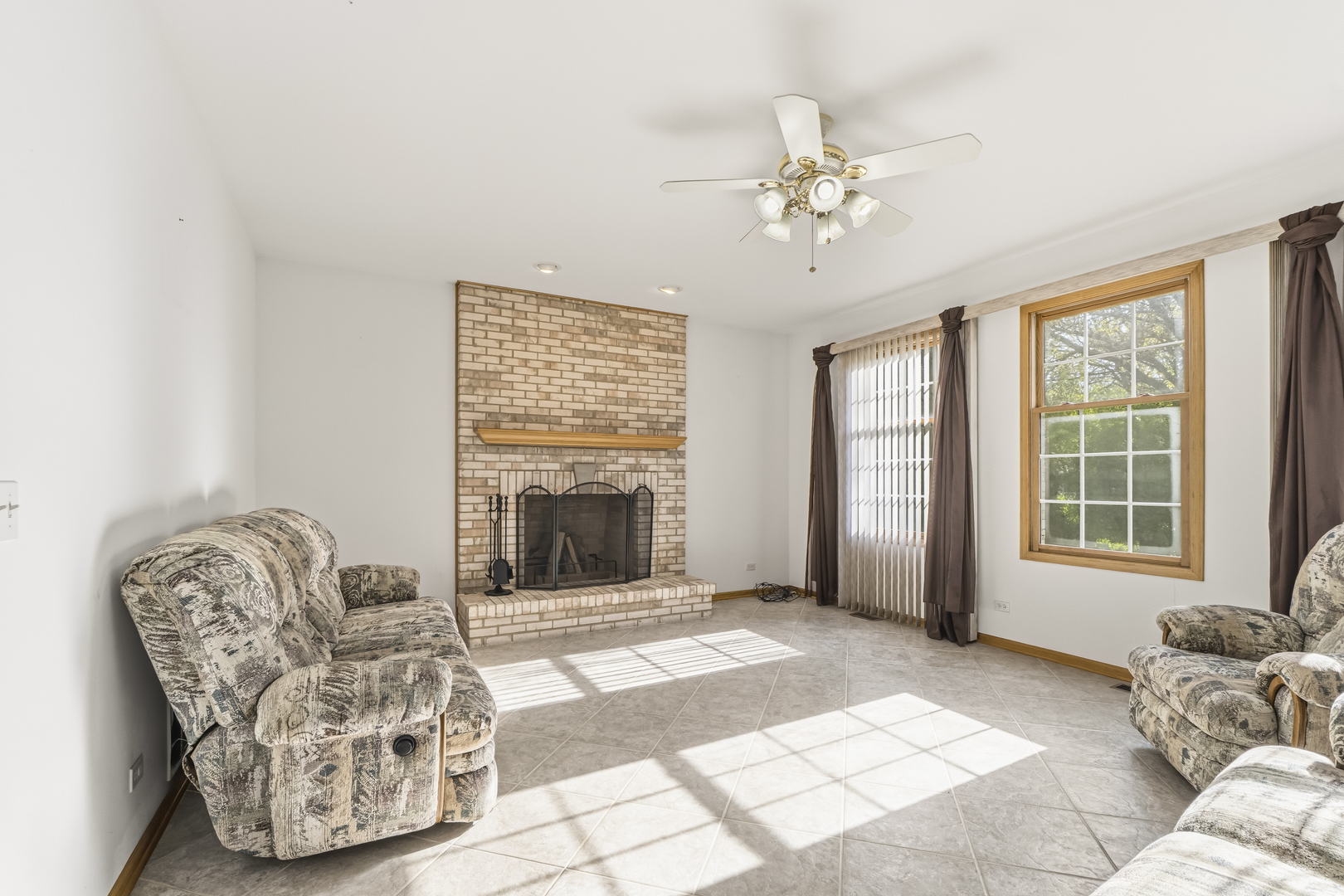 546 Fourth Avenue Addison, IL 60101 - Photo 9 of 39 a living room with furniture and a fireplace