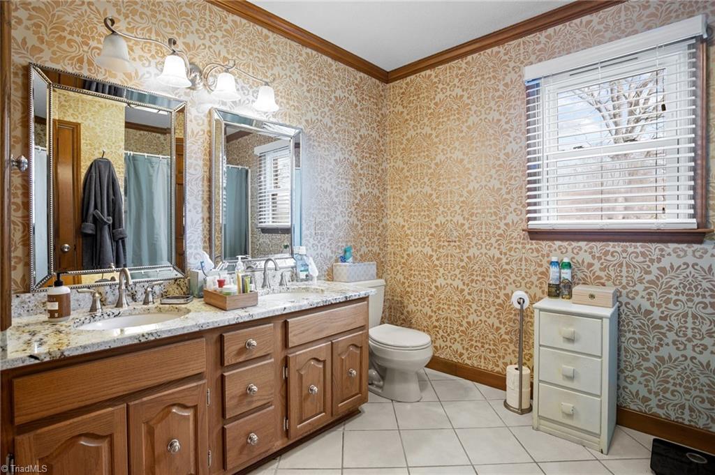 5650 Edgar Road Archdale, NC 27263 - Photo 19 of 50 Upper Level Hall Bath