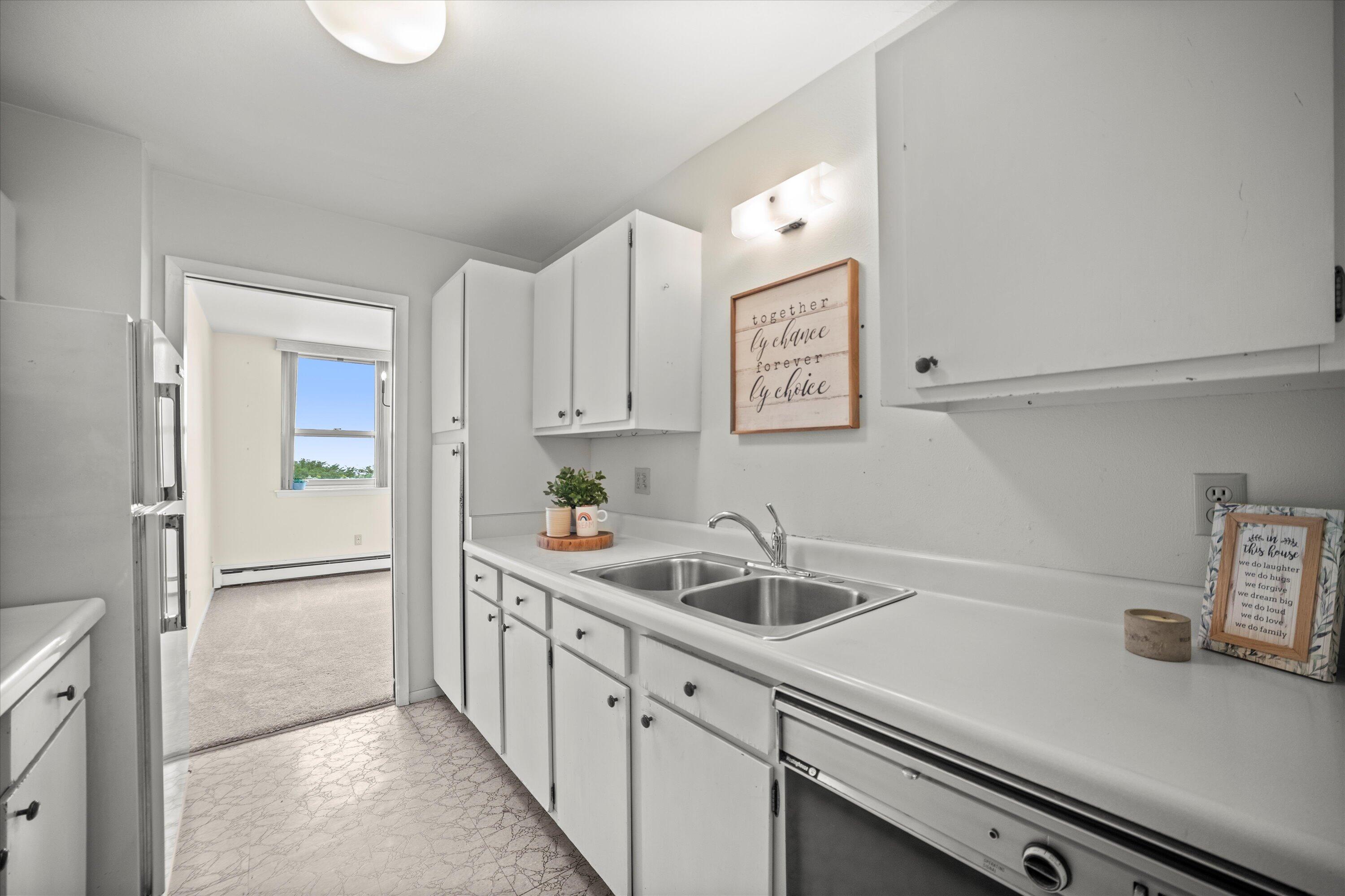 1707 North Prospect Avenue, Unit 4A Milwaukee, WI 53202 - Photo 9 of 20 Kitchen