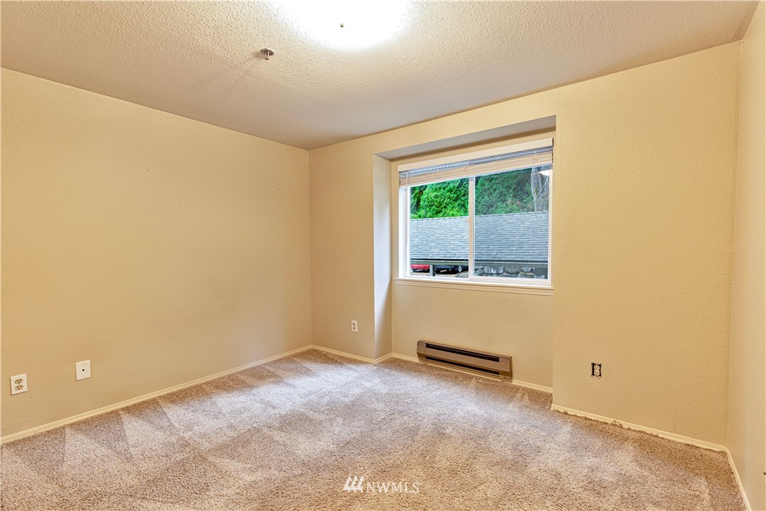 19410 Bothell Way Northeast, Unit D201 Bothell, WA 98011 - Photo 13 of 22 an empty room with a window