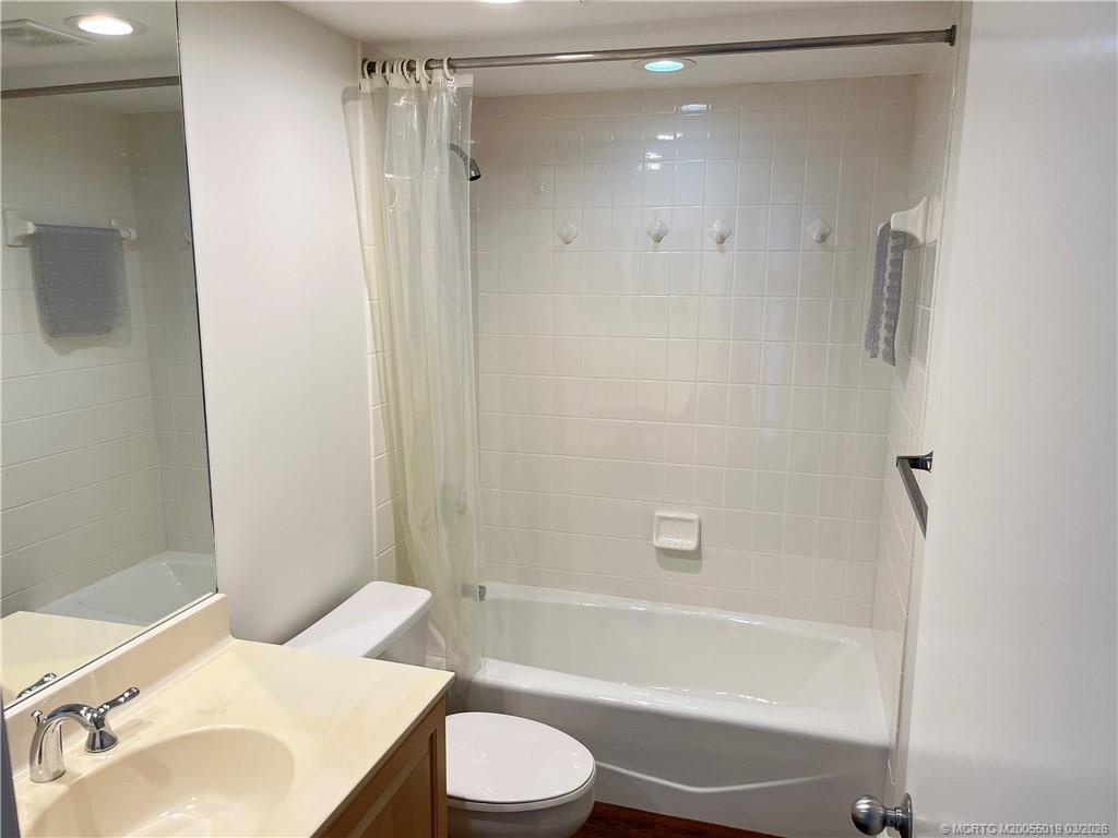 579 Northeast Plantation Road, Unit S303 Jensen Beach, FL 34957 - Photo 15 of 25 Bathroom 2