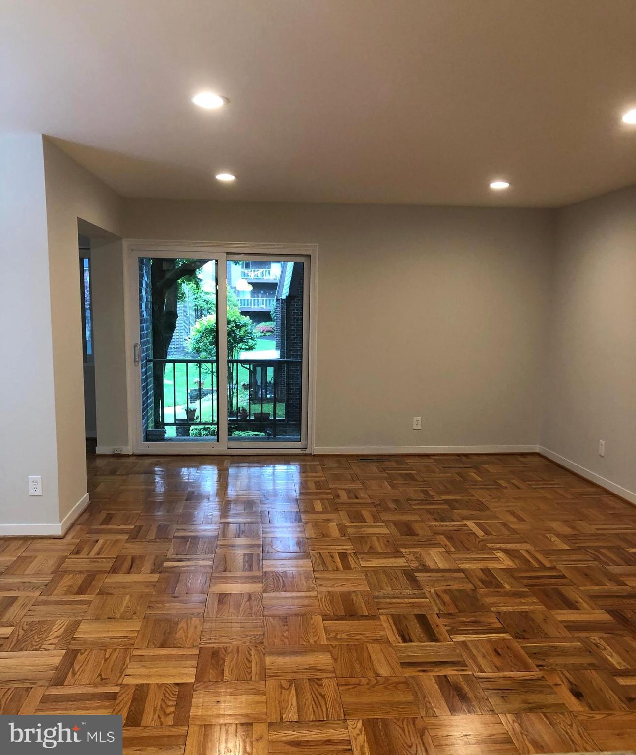 14 Stonehenge Circle, Unit 6 Baltimore, MD 21208 - Photo 4 of 31 LIVING ROOM