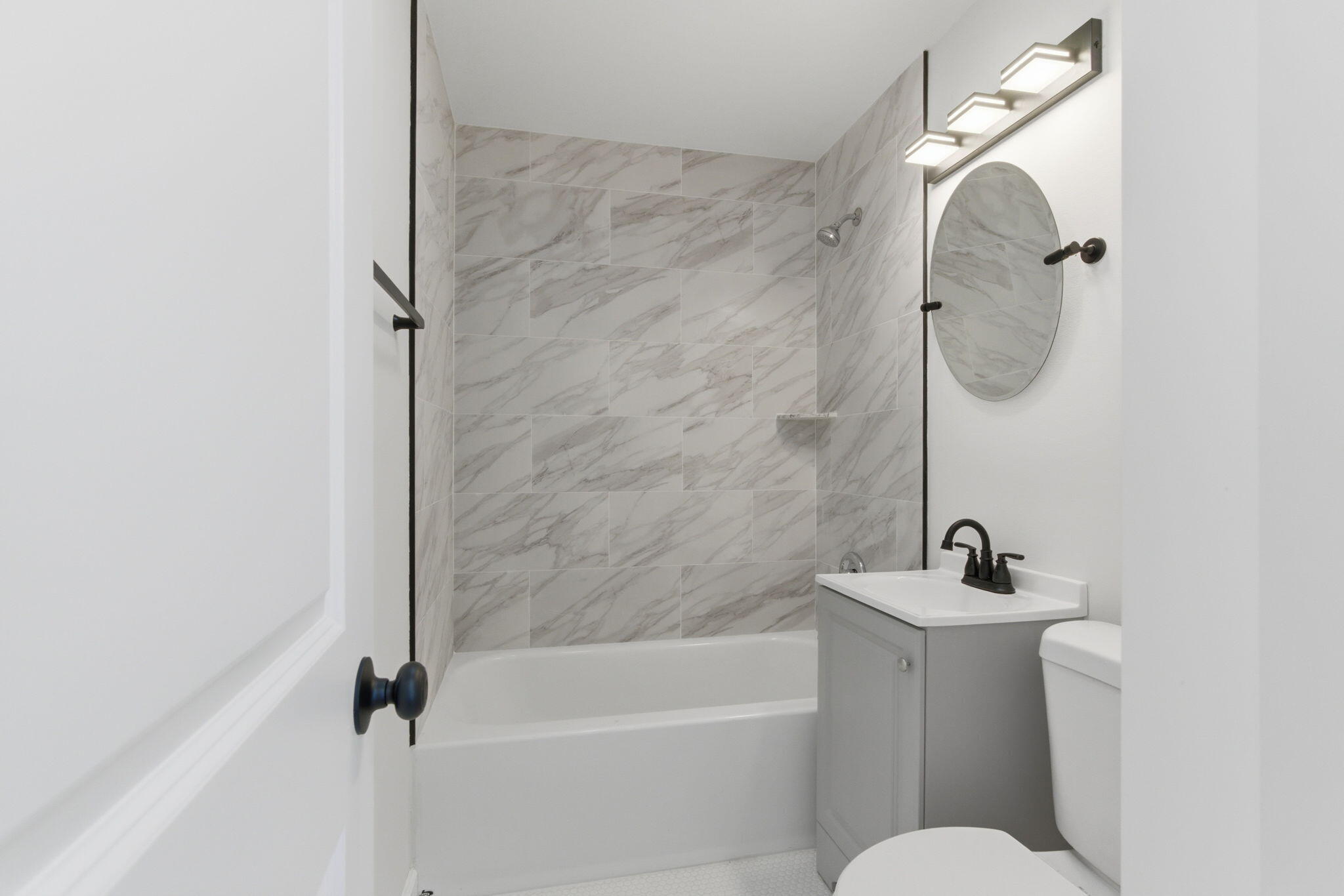207 Harrington Avenue Crown Point, IN 46307 - Photo 16 of 21 a bathroom with a toilet a sink and bathtub