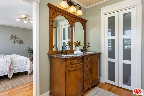 a en suite bathroom with sink and mirror