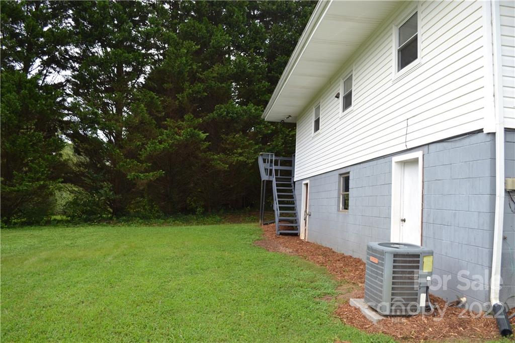 2751 Lail Road Morganton, NC 28655 - Photo 26 of 32 a backyard of a house with plants and large tree
