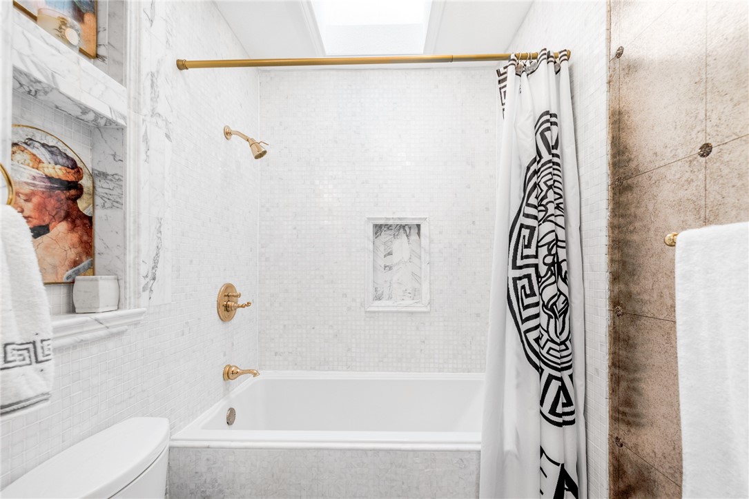 15910 El Soccorro Loop Corpus Christi, TX 78418 - Photo 29 of 40 a bathroom with a bathtub and shower