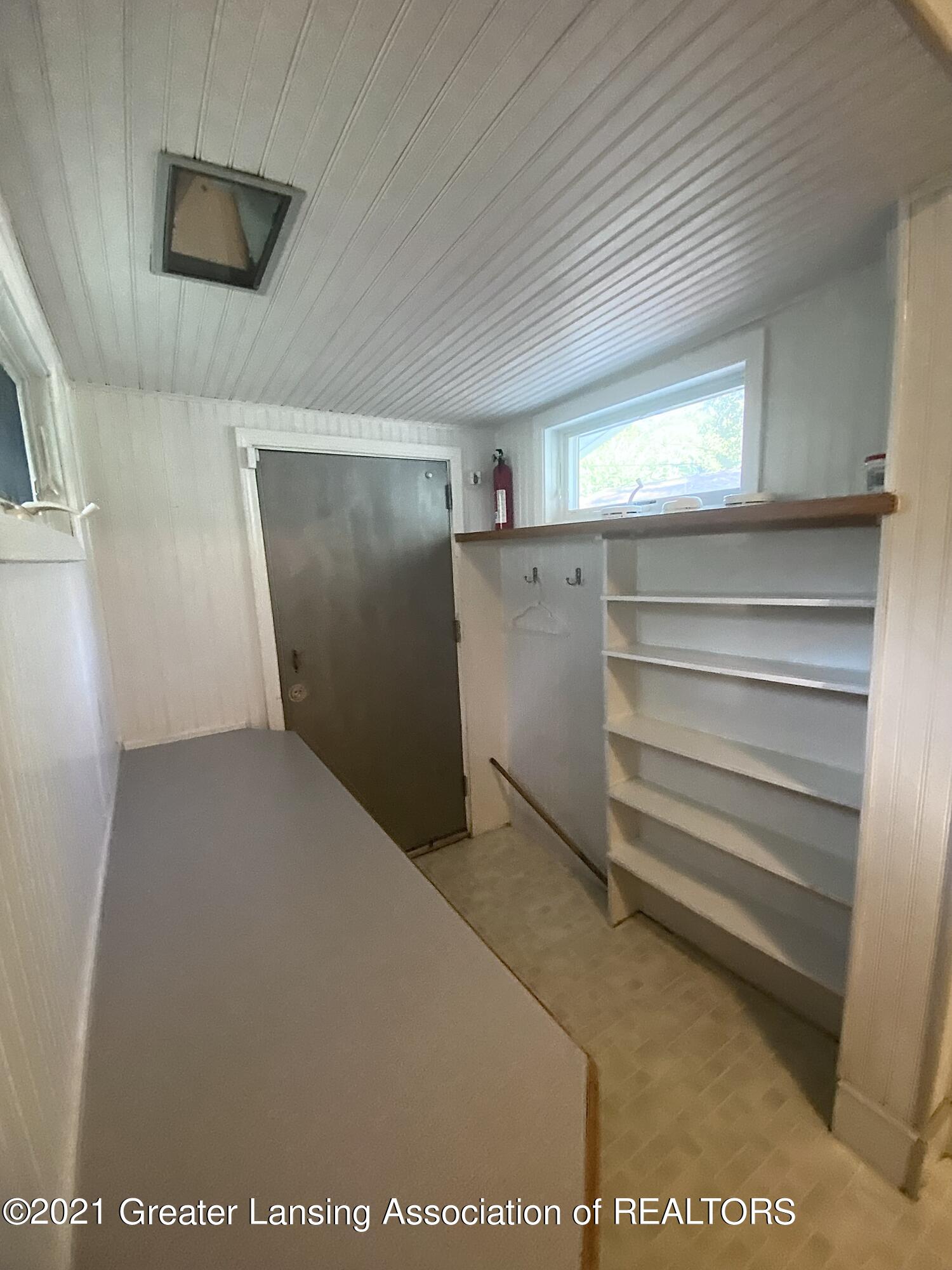 2213 Strathmore Road Lansing, MI 48910 - Photo 19 of 27 B950BFD4-9F32-4AE0-8064-75A2A15200EA