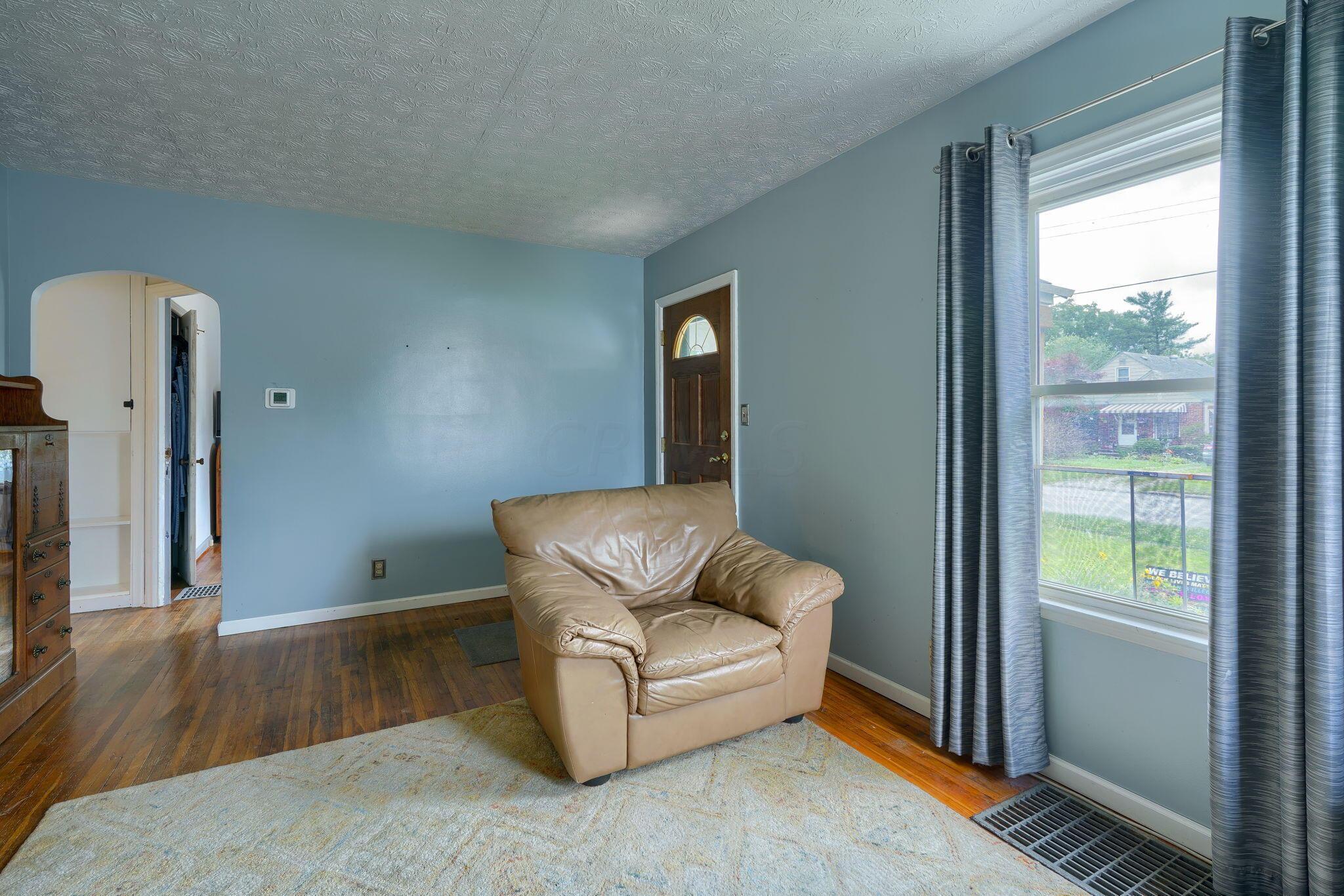 3258 Maize Road Columbus, OH 43224 - Photo 8 of 35 Living Room