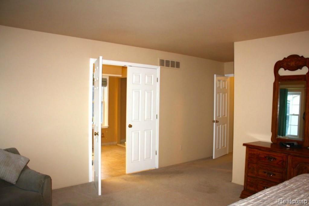 1700 North Fairview Lane Rochester, MI 48306 - Photo 16 of 26 Master Bath Double Entry