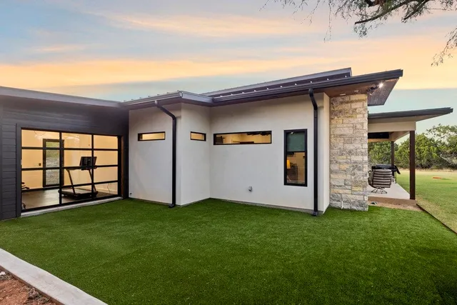a view of a house with a yard