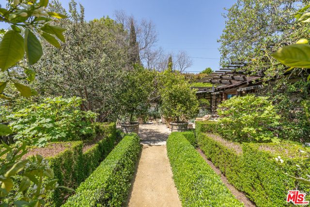 $10,500,000 | 111 South Van Ness Avenue, Los Angeles, CA 90004