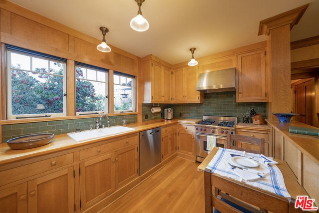 $10,500,000 | 111 South Van Ness Avenue, Los Angeles, CA 90004