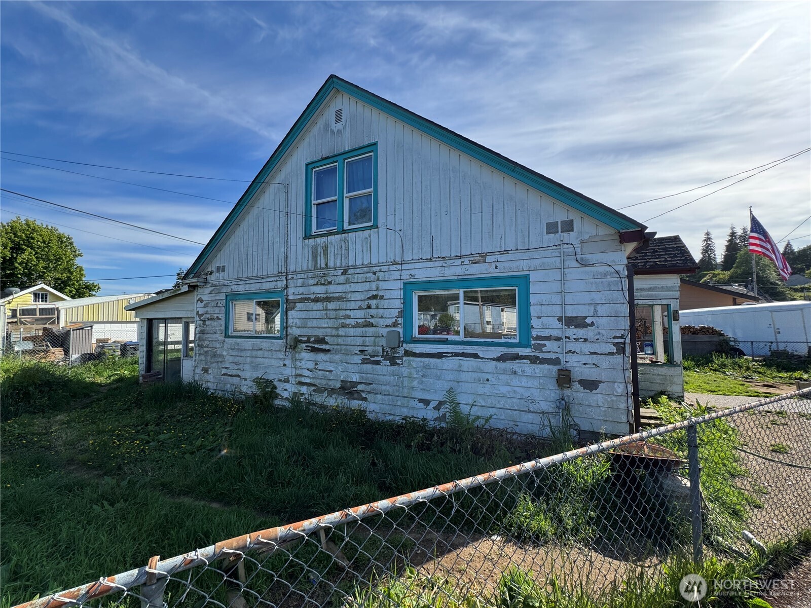 1029 Cleveland Street Aberdeen, WA 98520 - Photo 3 of 25 a brick building with a yard