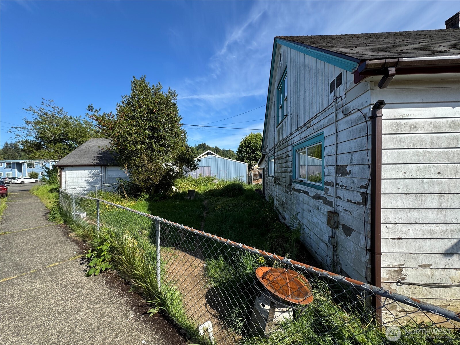 1029 Cleveland Street Aberdeen, WA 98520 - Photo 4 of 25 a balcony with an outdoor space
