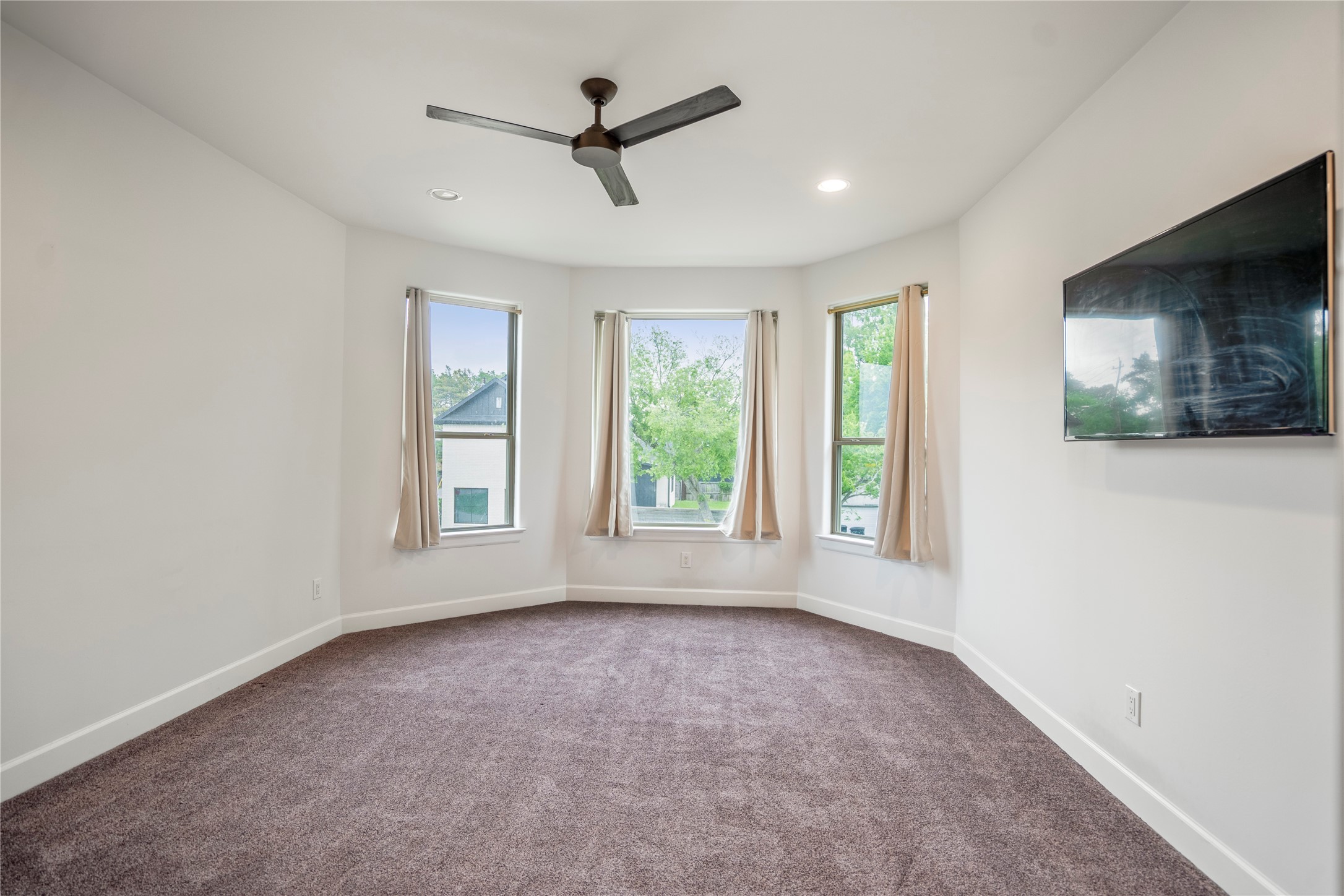 3202 Ozark Street Houston, TX 77021 - Photo 27 of 31 Largest upstairs bedroom located at the front of the home.