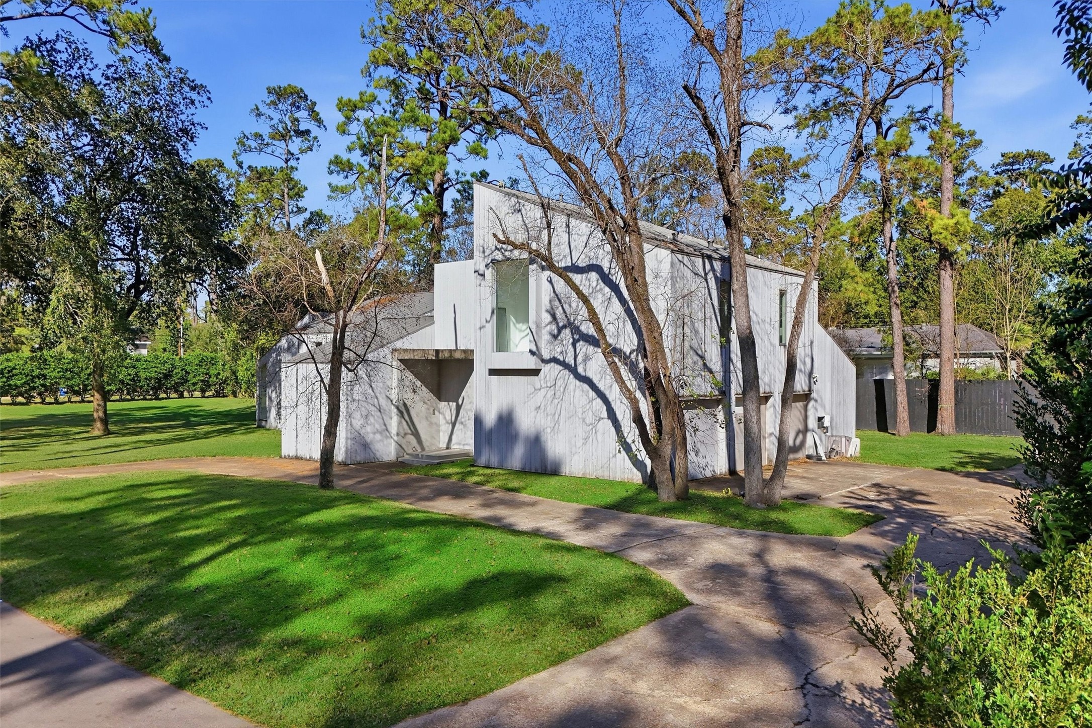 320 Blalock Road Piney Point Village, TX 77024 - Photo 13 of 22 a view of a backyard with plants and a large tree