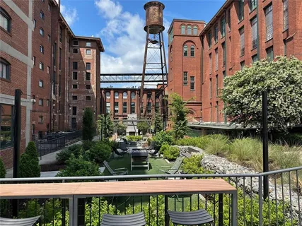 a view of a fountain in front of a building