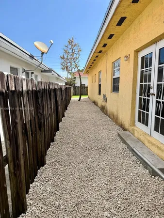 $3,000 | 1008 Northwest 2nd Avenue, Hallandale Beach, FL 33009
