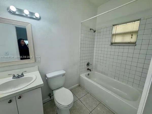 $3,000 | 1008 Northwest 2nd Avenue, Hallandale Beach, FL 33009