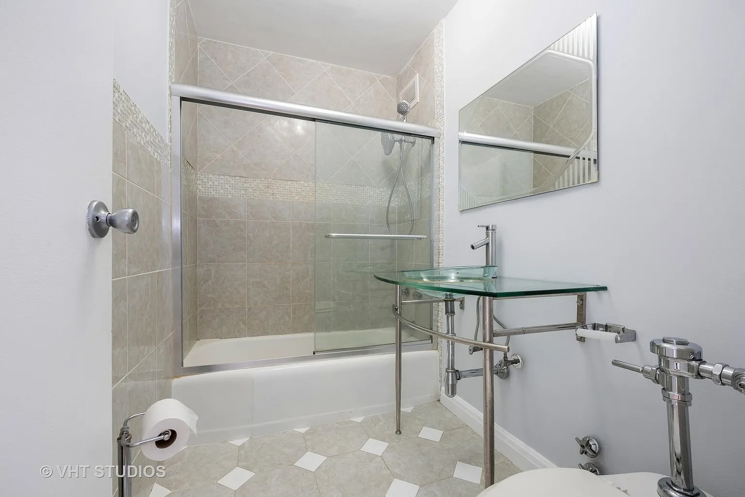 6157 North Sheridan Road, Unit 16L Chicago, IL 60660 - Photo 8 of 9 Gallery Image 8