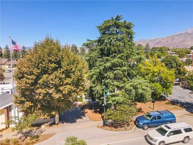 a view of a backyard