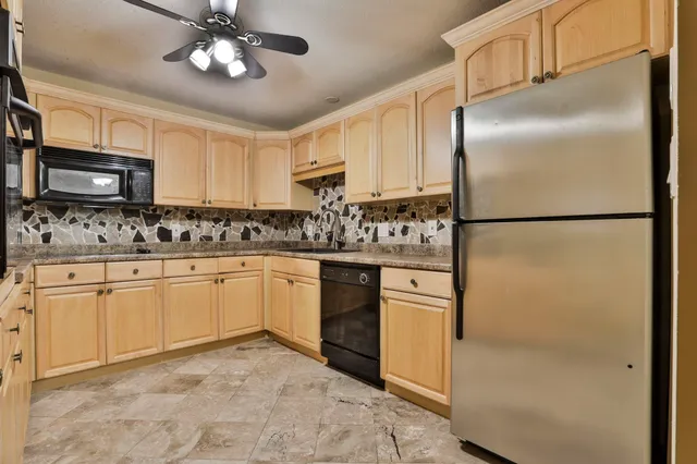 $320,000 | 4-08 Autumn Leaf Drive, Unit 8, Nashua, NH 03060