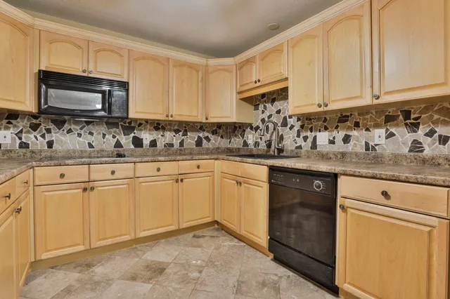 $320,000 | 4-08 Autumn Leaf Drive, Unit 8, Nashua, NH 03060