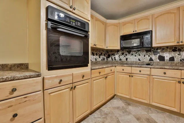 $320,000 | 4-08 Autumn Leaf Drive, Unit 8, Nashua, NH 03060