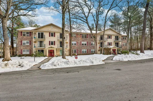 $320,000 | 4-08 Autumn Leaf Drive, Unit 8, Nashua, NH 03060