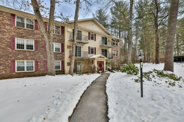 $320,000 | 4-08 Autumn Leaf Drive, Unit 8, Nashua, NH 03060