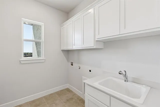 $679,900 | 121 Swan Lake Drive, Waxahachie, TX 75165