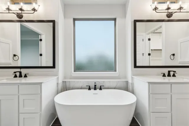 $679,900 | 121 Swan Lake Drive, Waxahachie, TX 75165