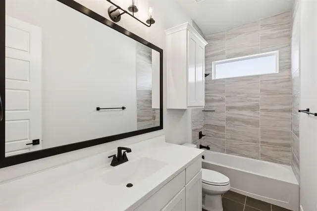 $679,900 | 121 Swan Lake Drive, Waxahachie, TX 75165