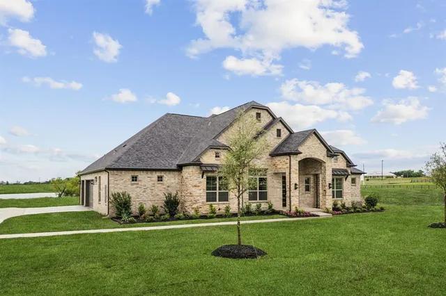 $679,900 | 121 Swan Lake Drive, Waxahachie, TX 75165