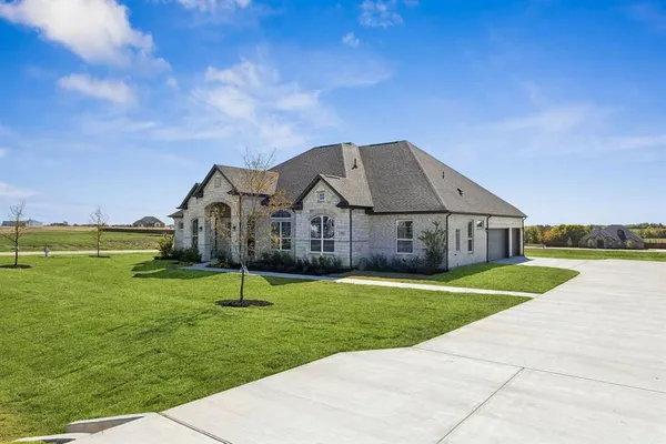 $679,900 | 121 Swan Lake Drive, Waxahachie, TX 75165