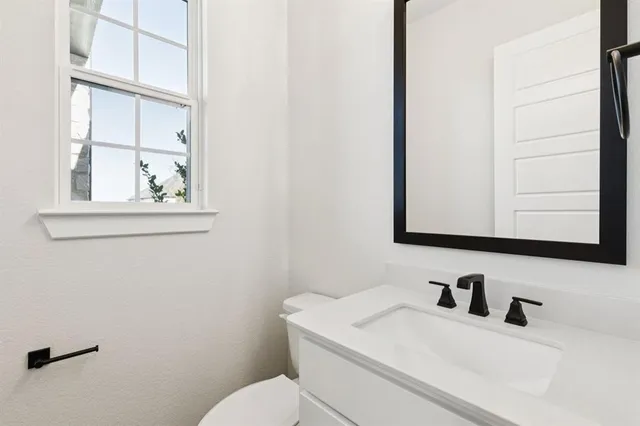 $679,900 | 121 Swan Lake Drive, Waxahachie, TX 75165