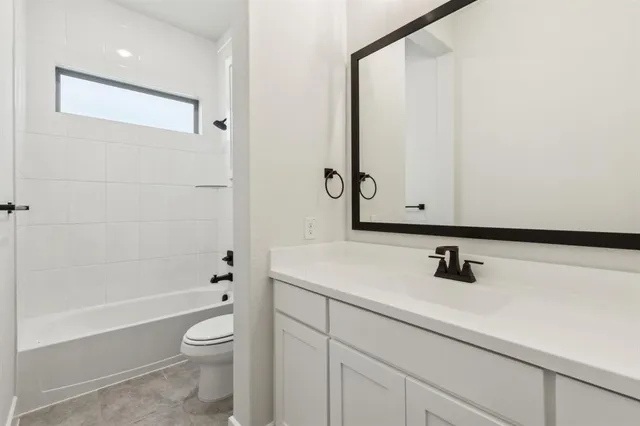 $679,900 | 121 Swan Lake Drive, Waxahachie, TX 75165