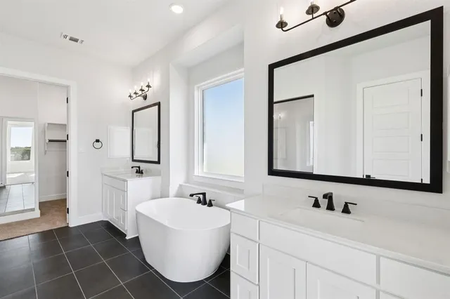 $679,900 | 121 Swan Lake Drive, Waxahachie, TX 75165