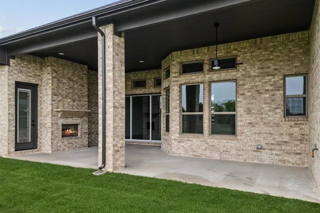 $679,900 | 121 Swan Lake Drive, Waxahachie, TX 75165