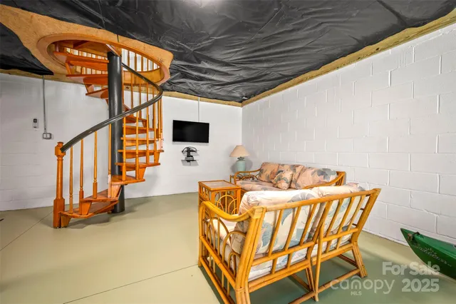 a view of a yard with a tree