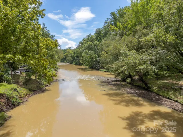 a view of sitting area with furniture