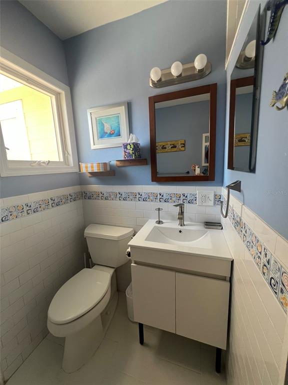 5 82nd Avenue Treasure Island, FL 33706 - Photo 23 of 35 a bathroom with a toilet sink and mirror