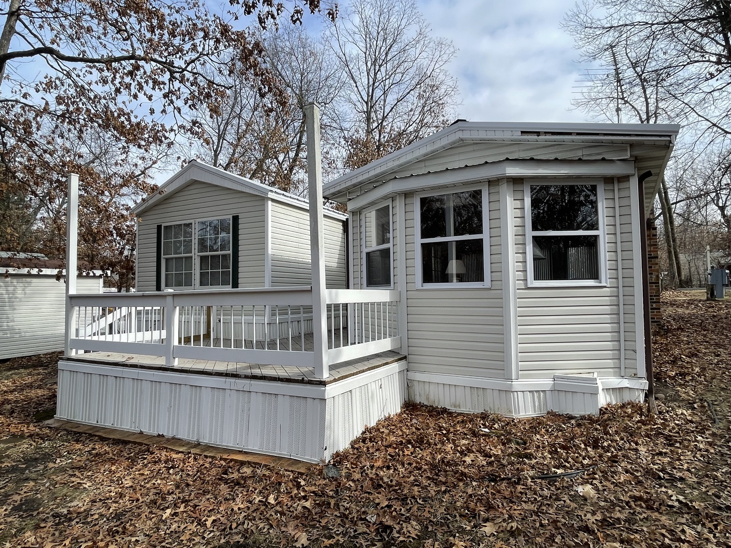 4-52 Woodhaven Lakes Sublette, IL 61367 - Photo 30 of 35 a front view of a house with balcony