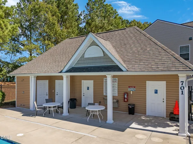 a view of a house with backyard
