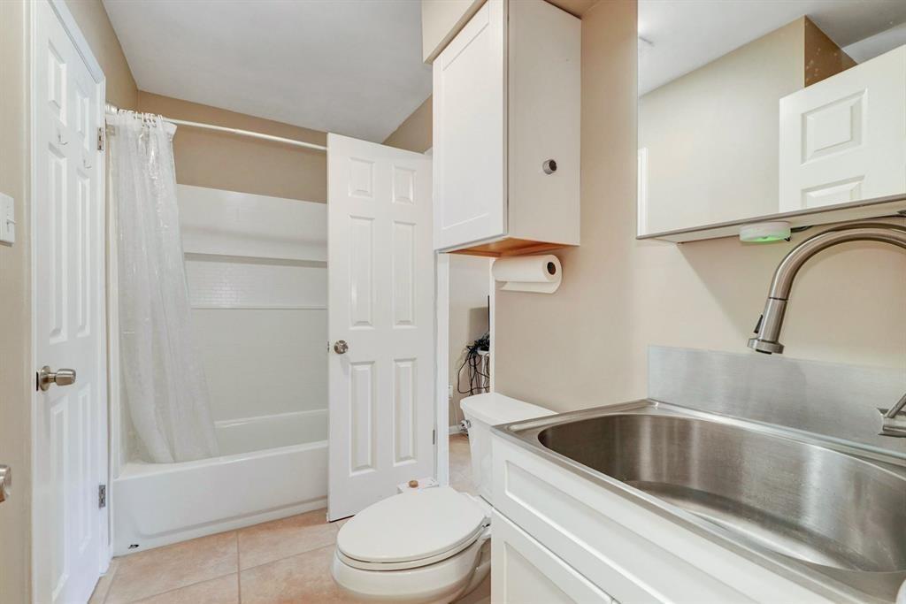 3111 Tom Green Street, Unit 108 Austin, TX 78705 - Photo 9 of 12 a bathroom with a sink a toilet and a bathtub