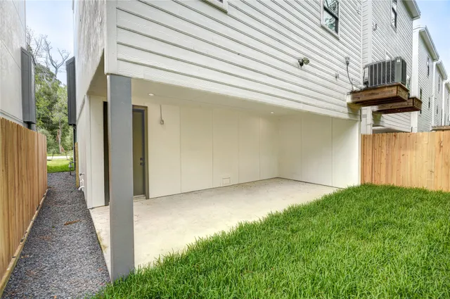 a view of a backyard with pathway