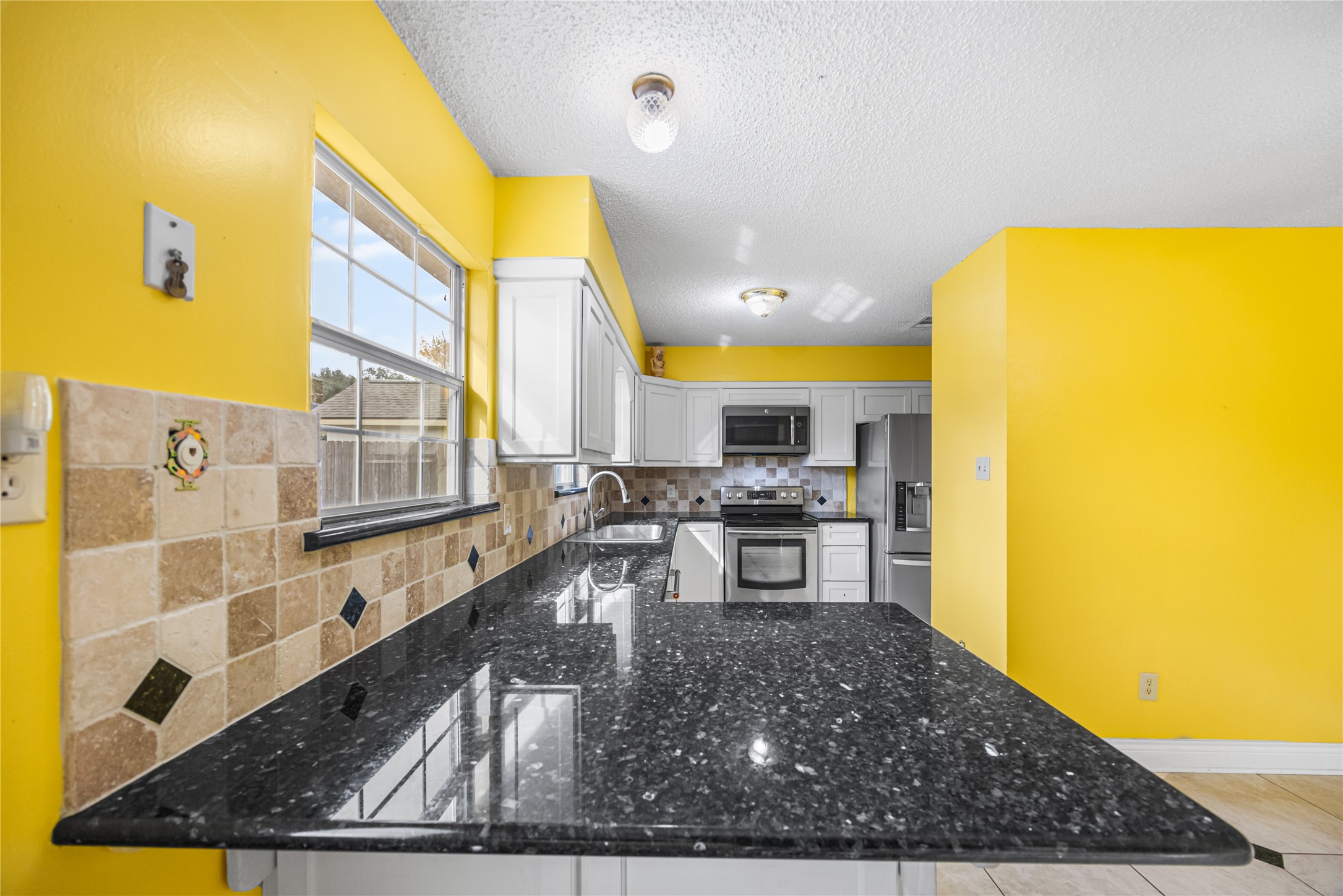 7211 Sandswept Lane Houston, TX 77086 - Photo 21 of 29 a view of a living room and dining room