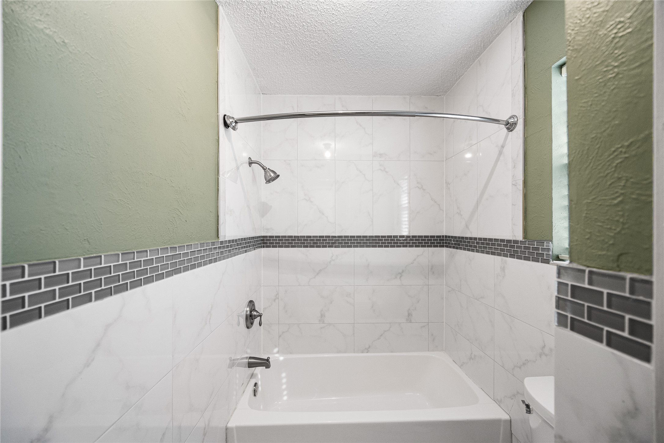 7211 Sandswept Lane Houston, TX 77086 - Photo 6 of 29 a bathroom with a shower and a bathtub
