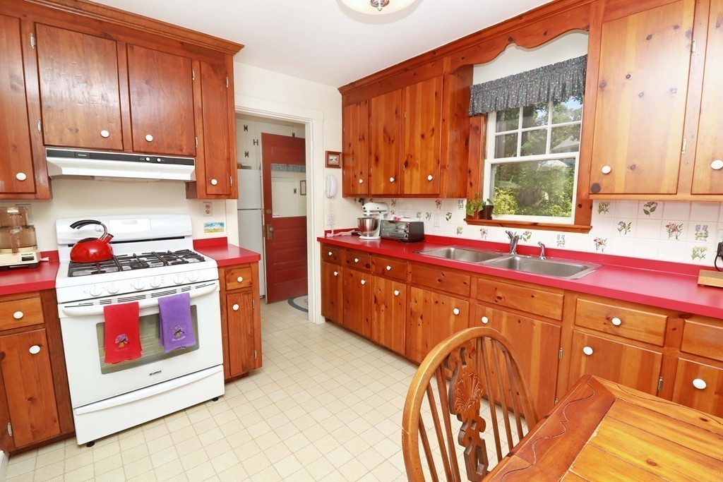 47 Avon Road Wellesley, MA 02482 - Photo 8 of 20 Gallery Image 8